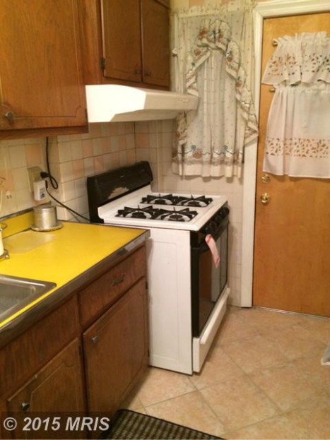 Kitchen - Kitchen with gas stove - Outside exit to backyard